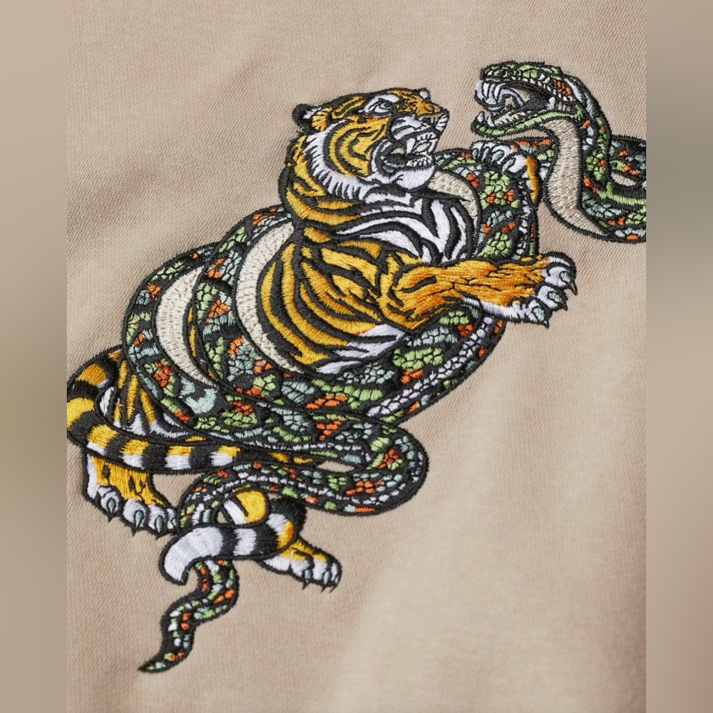 H&M Oversized Cream Embroidered Snake & Tiger Sweatshirt | Unisex Fit S/M